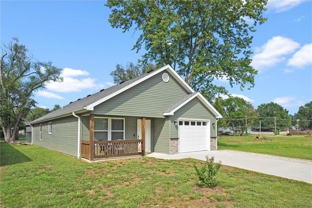 124 E Pacific Avenue, Osawatomie, KS 66064