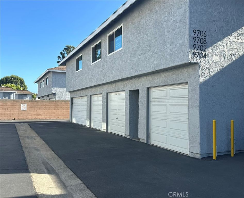Image 23 of property listing at 9704 Bickley, Huntington Beach, CA 92646