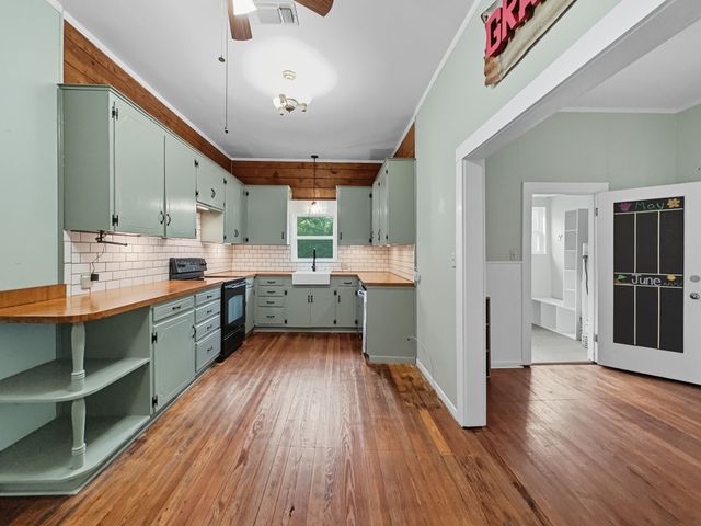 1124 Throckmorton Street, Gainesville, TX 76240