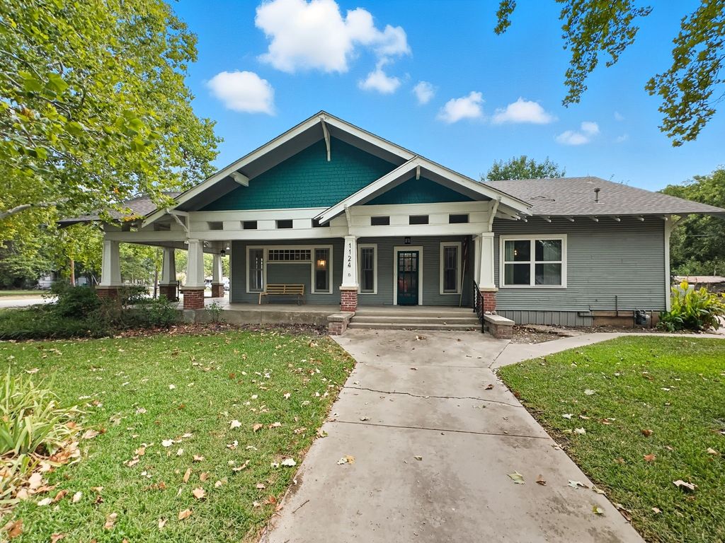 1124 Throckmorton Street, Gainesville, TX 76240