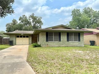 1005 Schallert Dr, Alice, TX 78332