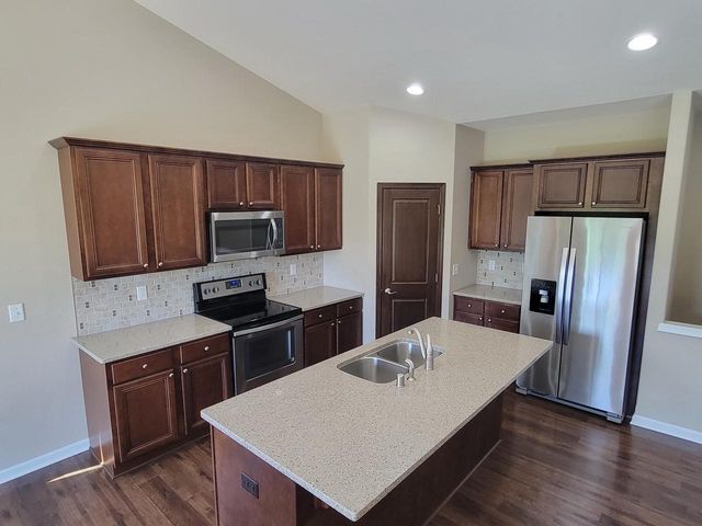 909 Meadowgate DRIVE, Waterford, WI 53185