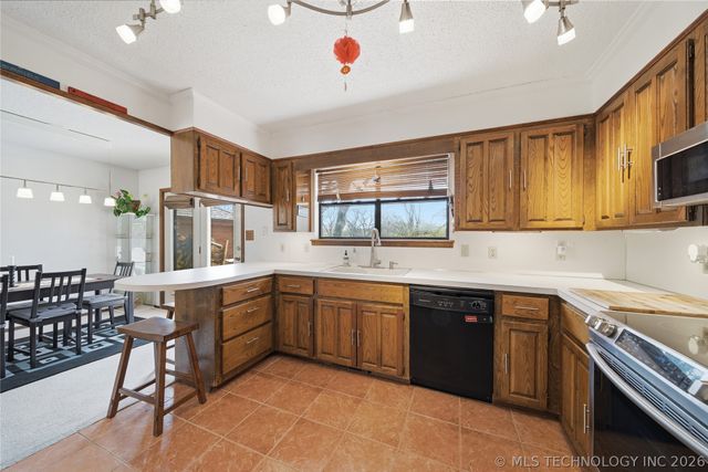 9126 S Lakewood Avenue E, Tulsa, OK 74137