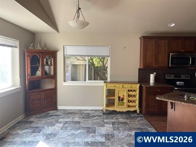 323 NW Pacific Hills Dr, Willamina, OR 97396