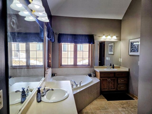 W282N4163 Somerset LANE, Pewaukee, WI 53072