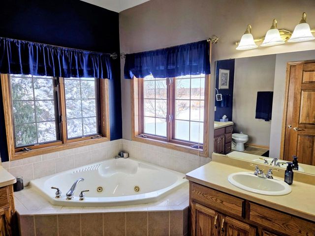 W282N4163 Somerset LANE, Pewaukee, WI 53072