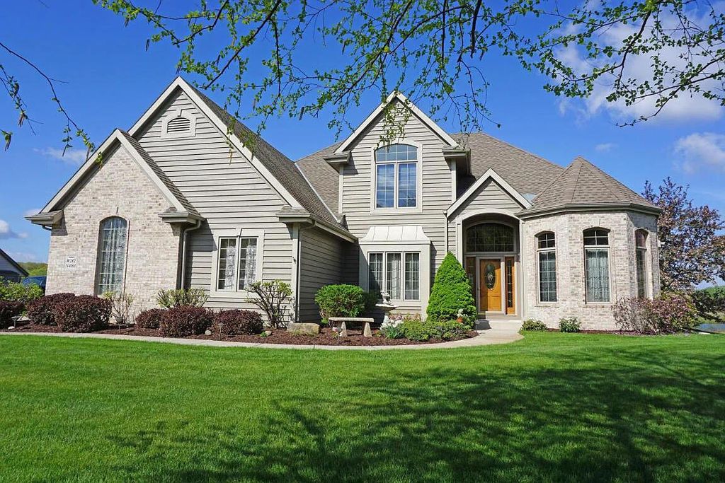 W282N4163 Somerset LANE, Pewaukee, WI 53072