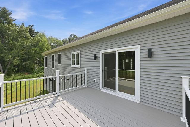 17 Silvergrass Ln, Southwick, MA 01077