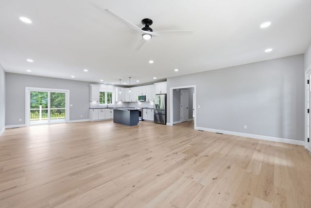17 Silvergrass Ln, Southwick, MA 01077