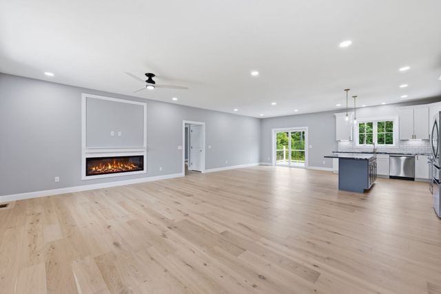 17 Silvergrass Ln, Southwick, MA 01077