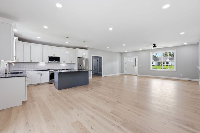 17 Silvergrass Ln, Southwick, MA 01077