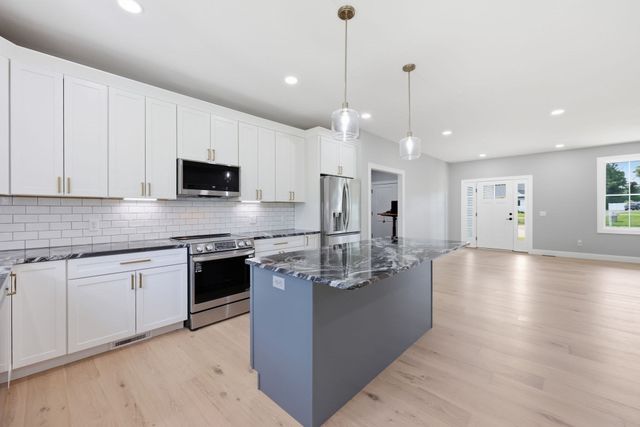 17 Silvergrass Ln, Southwick, MA 01077