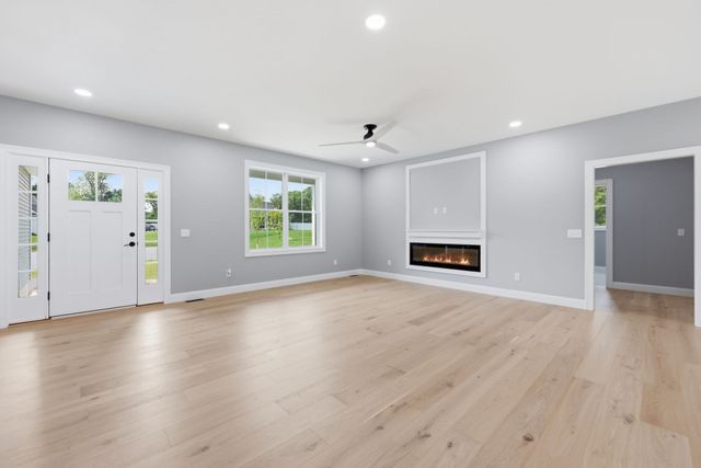 17 Silvergrass Ln, Southwick, MA 01077