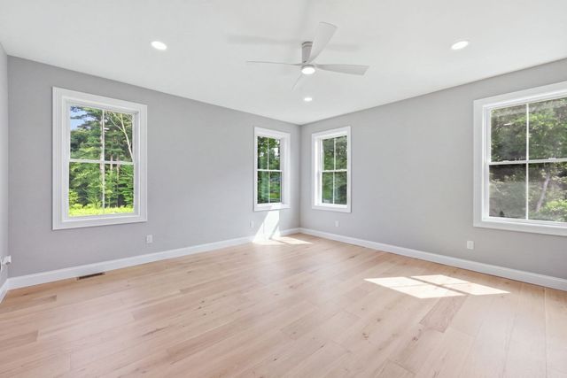 17 Silvergrass Ln, Southwick, MA 01077
