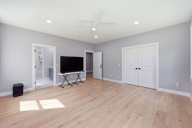 17 Silvergrass Ln, Southwick, MA 01077
