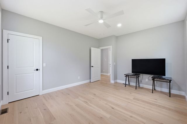 17 Silvergrass Ln, Southwick, MA 01077