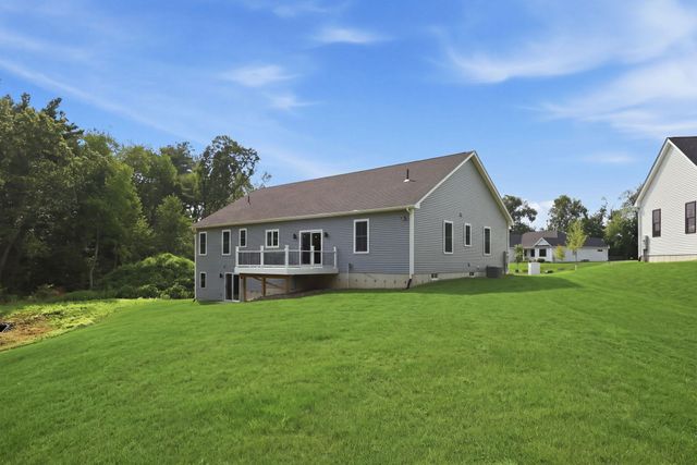 17 Silvergrass Ln, Southwick, MA 01077