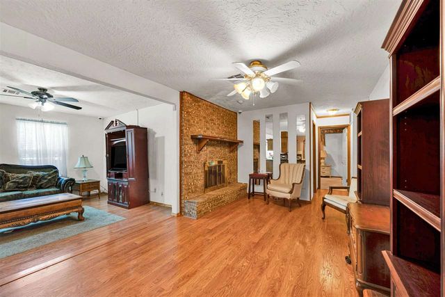 2501 NW Robinhood Dr, Lawton, OK 73505