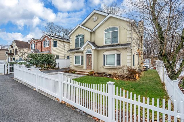 18 E Lyons Street, Melville, NY 11747