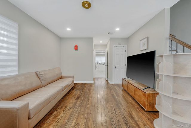 18 E Lyons Street, Melville, NY 11747