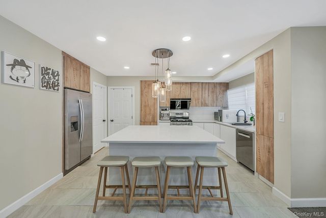 18 E Lyons Street, Melville, NY 11747