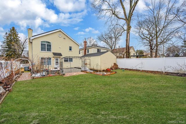 18 E Lyons Street, Melville, NY 11747