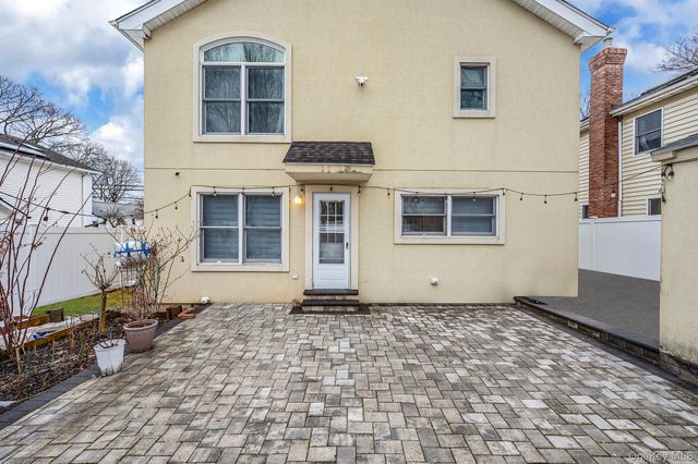 18 E Lyons Street, Melville, NY 11747