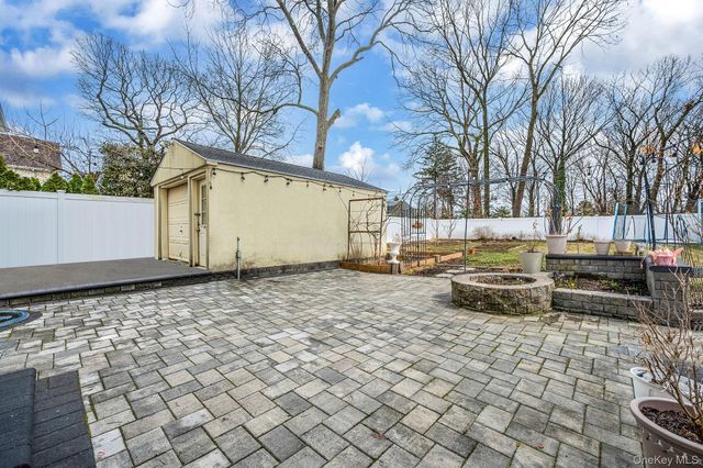 18 E Lyons Street, Melville, NY 11747