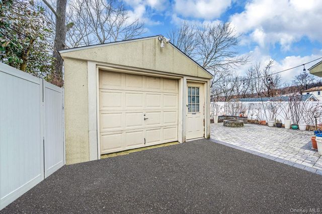 18 E Lyons Street, Melville, NY 11747