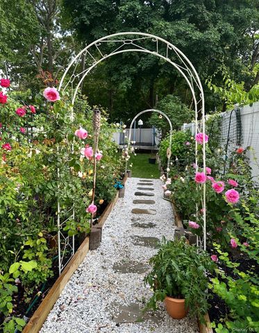 18 E Lyons Street, Melville, NY 11747