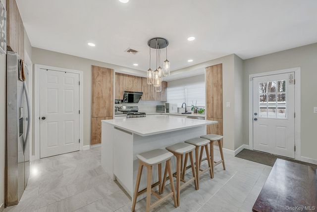 18 E Lyons Street, Melville, NY 11747