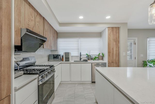 18 E Lyons Street, Melville, NY 11747