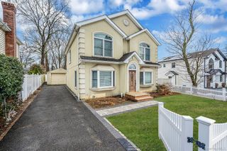 18 E Lyons Street, Melville, NY 11747