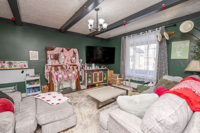 405 Wayne Ave, Ellwood City, PA 16117