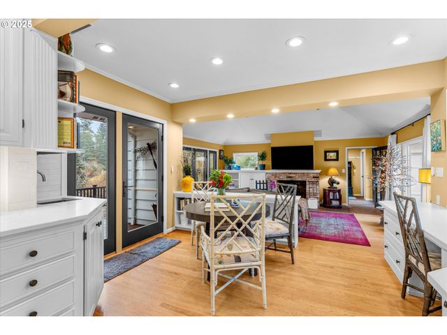 1250 Sw ENGLEWOOD Dr, Lake Oswego, OR 97034