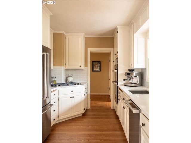 1250 Sw ENGLEWOOD Dr, Lake Oswego, OR 97034