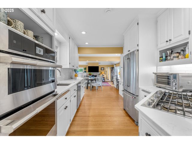 1250 Sw ENGLEWOOD Dr, Lake Oswego, OR 97034