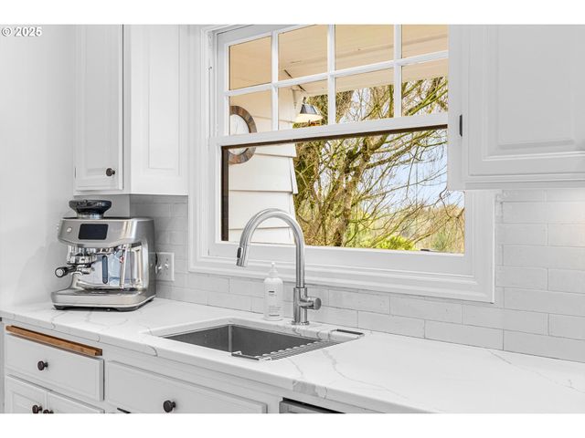 1250 Sw ENGLEWOOD Dr, Lake Oswego, OR 97034