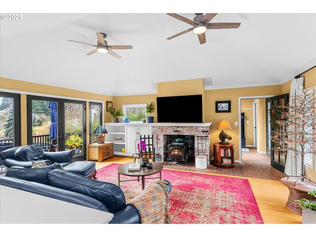 1250 Sw ENGLEWOOD Dr, Lake Oswego, OR 97034