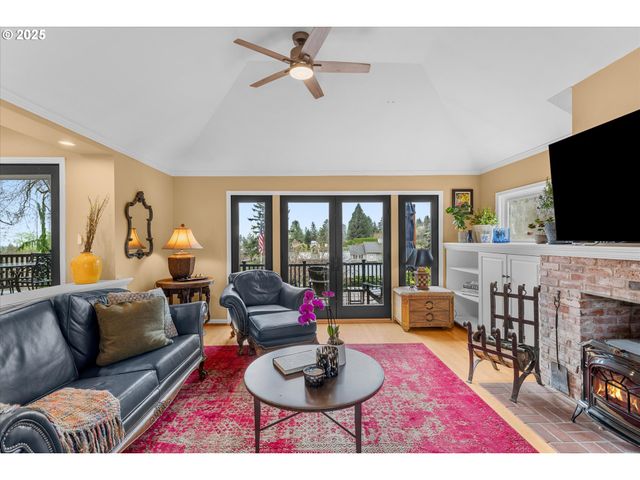 1250 Sw ENGLEWOOD Dr, Lake Oswego, OR 97034