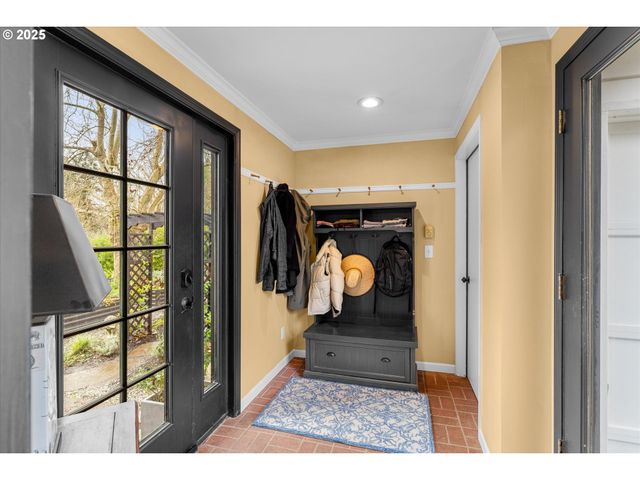 1250 Sw ENGLEWOOD Dr, Lake Oswego, OR 97034