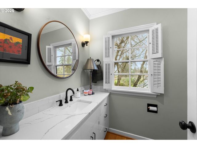 1250 Sw ENGLEWOOD Dr, Lake Oswego, OR 97034