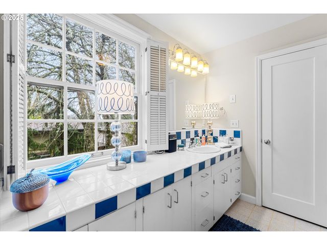 1250 Sw ENGLEWOOD Dr, Lake Oswego, OR 97034