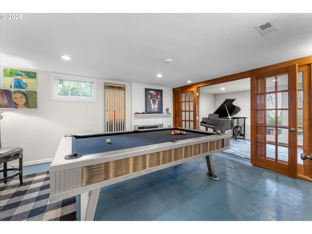 1250 Sw ENGLEWOOD Dr, Lake Oswego, OR 97034