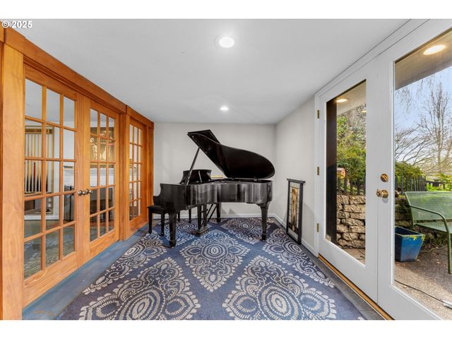 1250 Sw ENGLEWOOD Dr, Lake Oswego, OR 97034