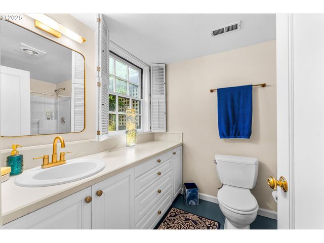 1250 Sw ENGLEWOOD Dr, Lake Oswego, OR 97034