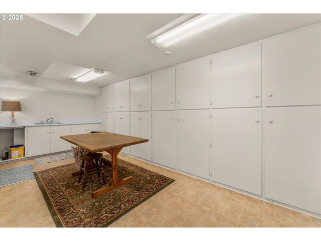 1250 Sw ENGLEWOOD Dr, Lake Oswego, OR 97034