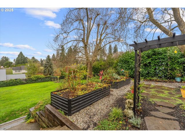 1250 Sw ENGLEWOOD Dr, Lake Oswego, OR 97034