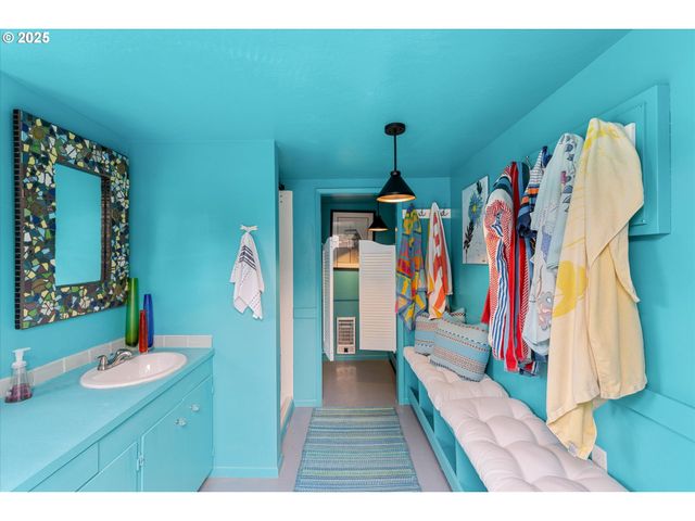 1250 Sw ENGLEWOOD Dr, Lake Oswego, OR 97034