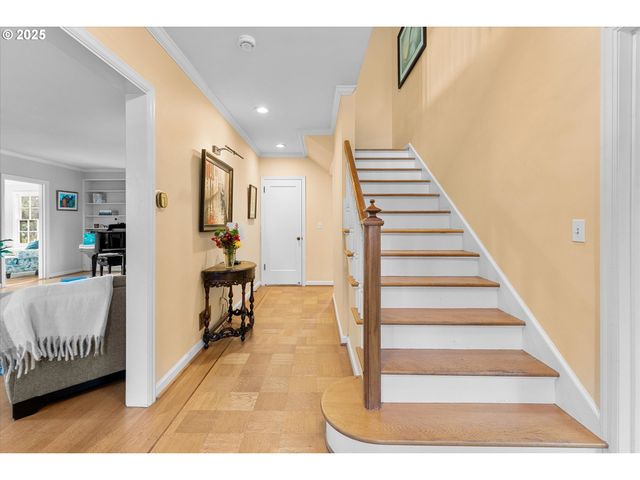 1250 Sw ENGLEWOOD Dr, Lake Oswego, OR 97034